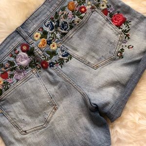 Floral Embroidered Shorts in Light Denim $30 sz28